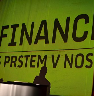 Finance s prstem v nose